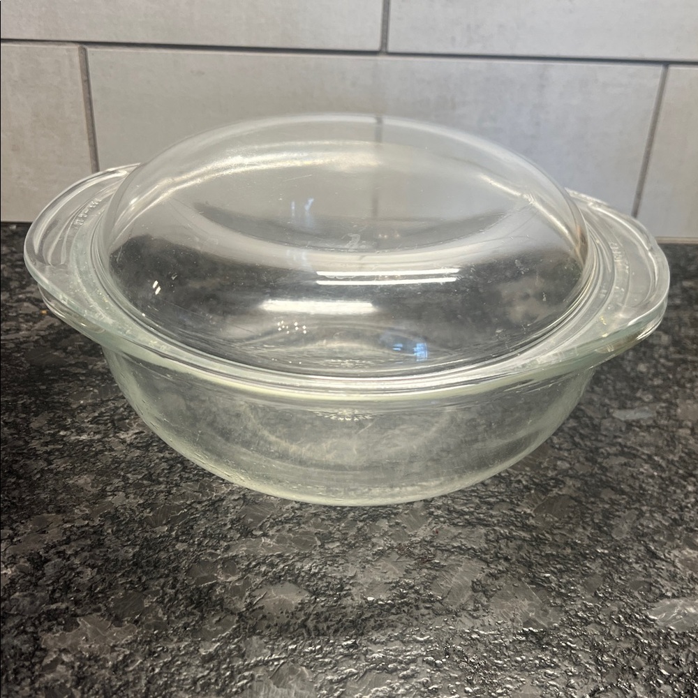 1-1/2 Qt Glass Pyrex Casserole Dish w/ Lid Excellent condition Minor scratches